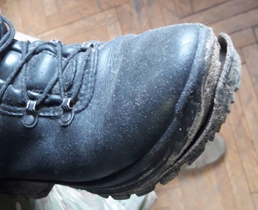Uničeni čevlji enega od slovenskih vojakov. | Foto: 