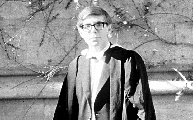 Mladi Stephen Hawking na podelitvi diplom univerze Oxford. Študij je pozneje nadaljeval na univerzi Cambridge, kjer si je tudi ustvaril ime v svetu znanosti. Fotografija je bila posneta eno leto pred diagnozo usodne bolezni.  |  Foto: Univerza v Oxfordu | Foto: 