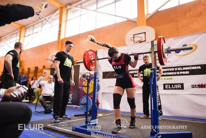 Powerlifting je tekmovanje v maksimalni moči pri treh osnovnih vajah z utežmi: v počepu (squat), potisku s prsi (bench press) in mrtvem dvigu (deadlift). Foto: Aida Mahmutović. | Foto: 