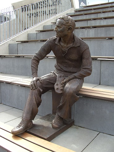 Kip Adija Dasslerja je delo umetnika Josefa Tabachnyka. | Foto: Wikipedia