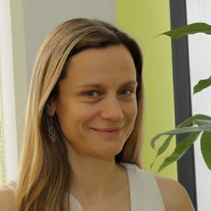 Dr. Metka Kuhar je socialna psihologinja, profesorica in predavateljica, vodi tudi svojo Metta.si svetovalnico v Ljubljani. | Foto: osebni arhiv/Lana Kokl