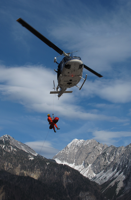 Gorski reševalec mora biti vešč gibanja v gorah, upravljanja helikopterja in tudi nudenja zdravniške pomoči.  | Foto: policija