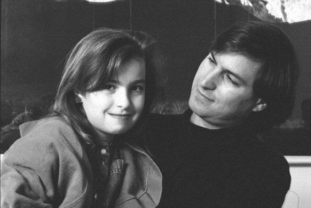 Steve Jobs in Lisa Brennan-Jobs. Kdaj natanko je ta fotografija nastala, ni znano, je bila pa Lisa v tem obdobju verjetno že srednješolka.  | Foto: Apple
