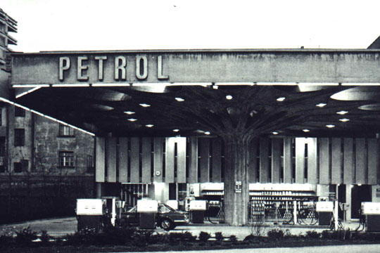 Petrolov bencinski servis arhitekta Milana Miheliča iz sredine 60. let prejšnjega stoletja | Foto: www.arhitekturni-vodnik.org