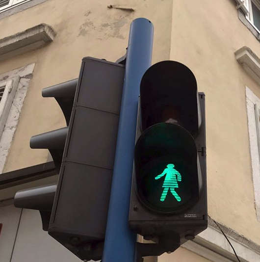 Splošni lik pešca je nedavno na enem od semaforjev na Reki zamenjala ženska podoba, do mednarodnega dneva žensk pa bo zasvetilo še pet takšnih. | Foto: Grad Rijeka / Instagram