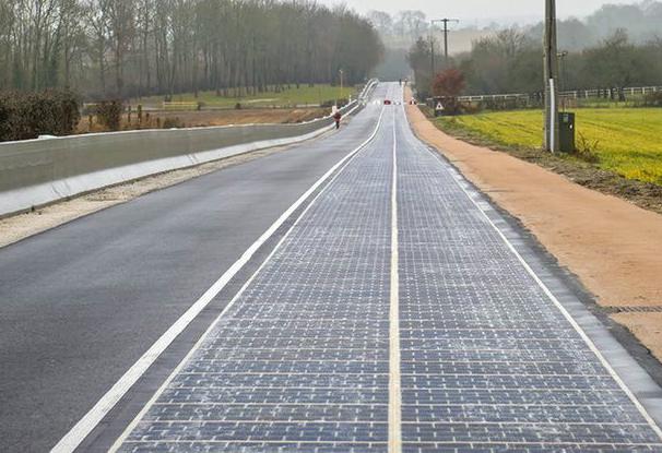 Tako je bil videti prvi kilometer solarne ceste. Po treh letih so prebivalci z njeno postavitvijo zelo nezadovoljni, hkrati pa ne dosega napovedanih ciljev o učinkovitosti. | Foto: Colas