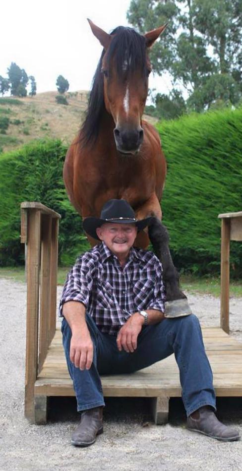 Novozelandski trener konj Paddy John Mair že desetletja dela z različnimi konji, tudi z divjimi. | Foto: Karina Worboys Facebook