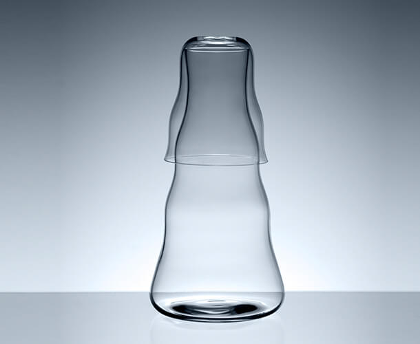 Kozarec in steklenica za vodo, ki sta del kompleta Flow. | Foto: tanjapak.com
