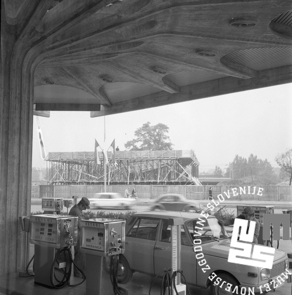 Fotografija iz leta 1968: Miheličeva črpalka, na drugi strani danes stoji bencinski servis, ki je nastal po načrtih arhitekta Edvarda Ravnikarja. | Foto: Marjan Ciglič, hrani MNZS