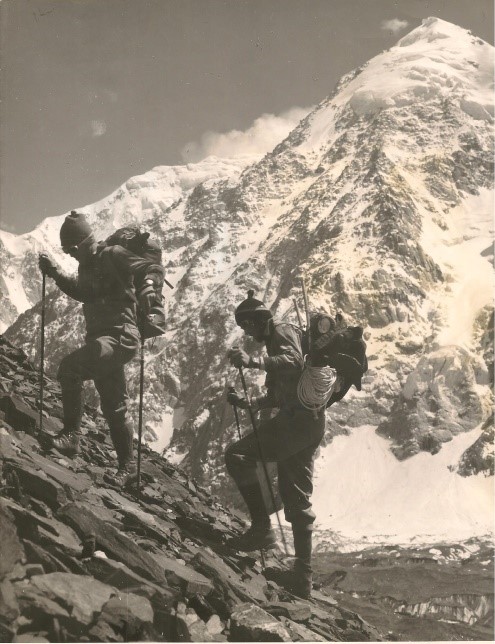 Zvone Kofler in Janko Ažman sta bila leta 1971 prva na svetu, ki sta z južne strani priplezala na zahodni vrh Konjske podkve na višini 7.398 metrov in dosegla nov slovenski višinski rekord. | Foto: Janez Brojan