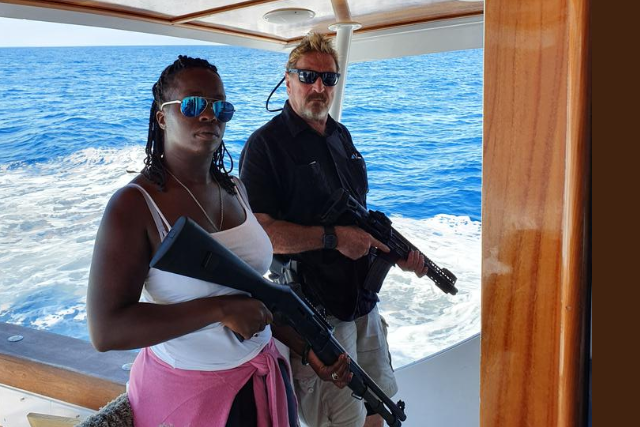 John McAfee pozira z ženo Janice na barki Svoboda sredi Karibskega morja. | Foto: Twitter - Voranc