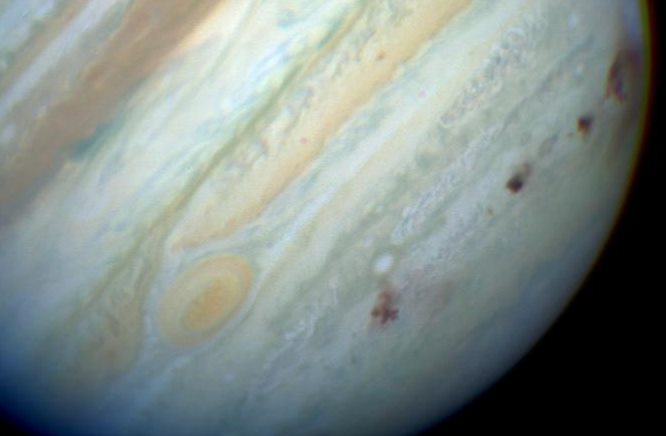Posledice trka kometa v Jupiter so bile vidne celo bolj od velike rdeče pege, ene od najbolj prepoznavnih površinskih lastnosti plinastega planeta. | Foto: Thomas Hilmes/Wikimedia Commons