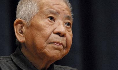 Na fotografiji je Cutomu Jamaguči, eden od več kot 150 ljudi, ki so preživeli obe eksploziji atomskih bomb, kar pomeni, da so bili 6. avgust v Hirošimi, 9. avgusta pa v Nagasakiju. Jamaguči, ki je umrl leta 2010, je bil sicer edini človek, ki ga je japonska vlada tudi uradno priznala kot preživelega v obeh napadih. Jamaguči je bil 6. avgusta 1945 na poslovnem potovanju v Hirošimi, ko je ameriško letalo na mesto spustilo atomsko bombo. Utrpel je hude opekline in preživel noč v mestu. Zatem se je vrnil v svoj domači Nagasaki, oddaljen okoli 300 kilometrov, ki je bil tri dni kasneje tarča drugega napada z atomsko bombo.  | Foto: Thomas Hilmes/Wikimedia Commons