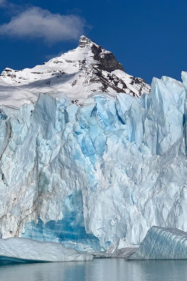 Šele ko stojiš pred ledenikom, se zaveš neverjetne moči in hkrati ranljivosti narave.  | Foto: Rajko Gerič
