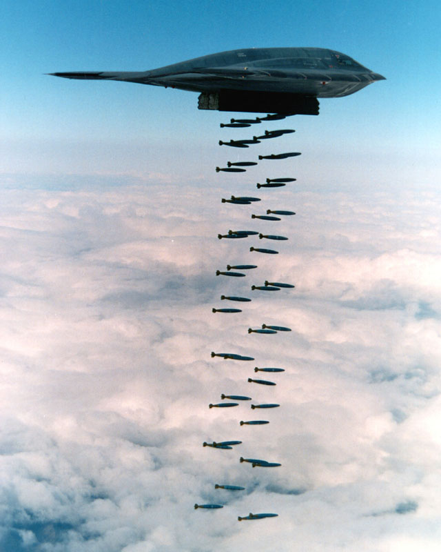 Čeprav je B-2 spirit vojno letalo, nima nameščenih obrambnih orožij. Namenjeno je uničevanju ciljev globoko nad ozemljem druge države, hkrati pa lahko prevaža tudi jedrske bombe. | Foto: Thomas Hilmes/Wikimedia Commons