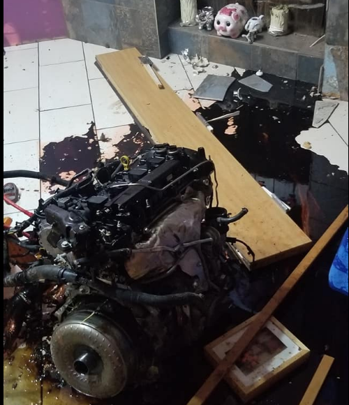 Motor je ob nesreči odtrgalo iz avta, jaguarjev štirivaljnik je nato poletel skozi vhodna vrata bližnje hiše in končal svojo pot v dnevni sobi. | Foto: 
