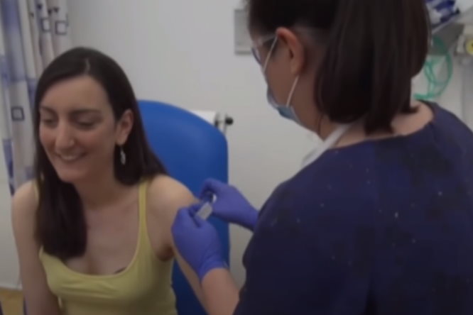 V zadnjih dneh je bila precej pozornosti deležna zdravnica Elisa Granato, ki je kot prva prejela preizkusno cepivo proti novemu koronavirusu, ki ga razvijajo na britanski univerzi Oxford. Širiti se je začela celo lažna novica, da je Granatova po prejemu cepiva umrla, a se je javila na družbenih omrežjih in dokazala, da to ne drži.  | Foto: YouTube / Posnetek zaslona