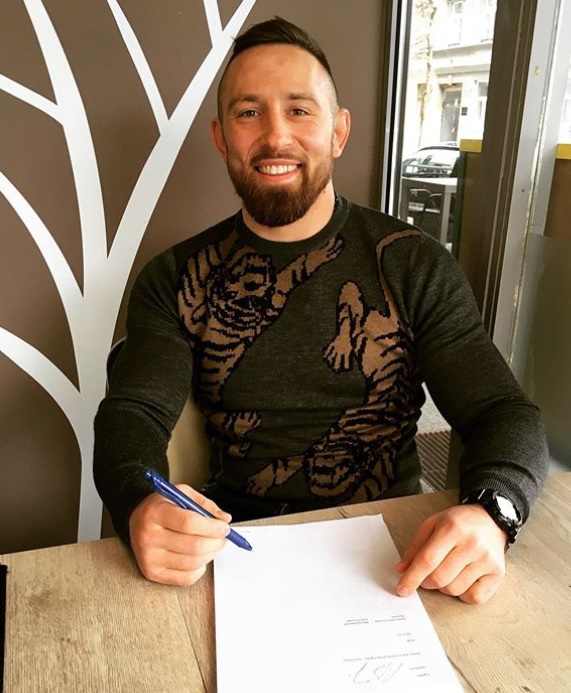 Pred tedni je podpisal s KSW, vodilno MMA-organizacijo v Evropi, ki je izjemno prepoznavna in jo spremlja veliko število ljubiteljev tega borilnega športa. | Foto: Instagram & Imdb