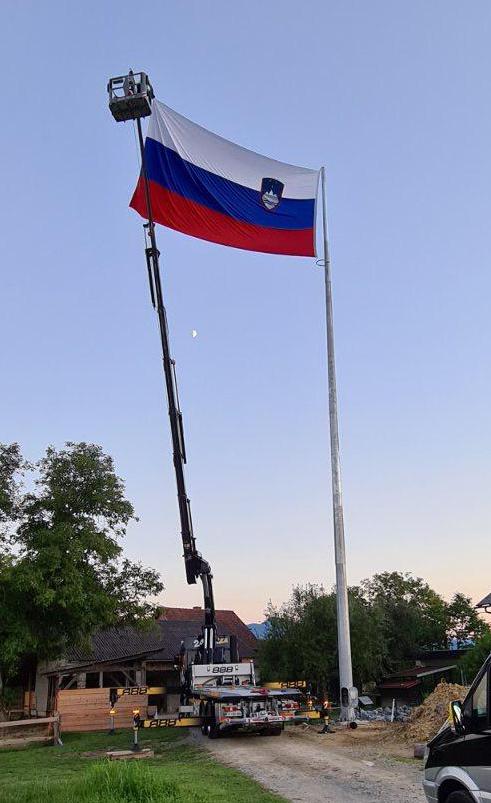 Zastavo so na 25-metrski steber pritrdili včeraj popoldne. | Foto: osebni arhiv/Lana Kokl