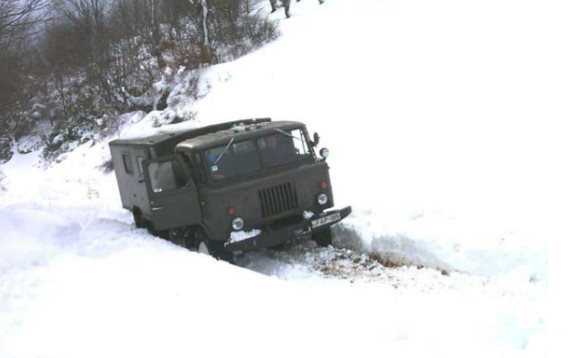 Konec decembra 2001 so se gruzijske oblasti ob podpori vojske odpravile iskat neznana predmeta, ki sta "položila" tri drvarje. Odkrili so jih 29. decembra. | Foto: IAEA
