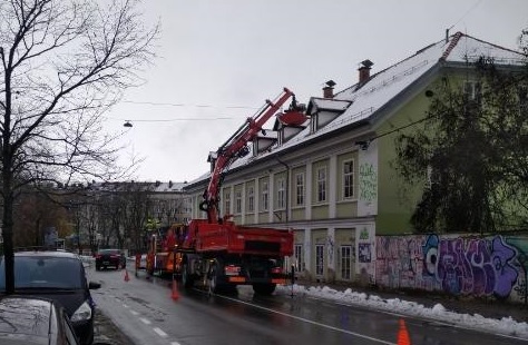 Na eni od ljubljanskih zgradb se je sesul dimnik. Foto: J. Kralj | Foto: 