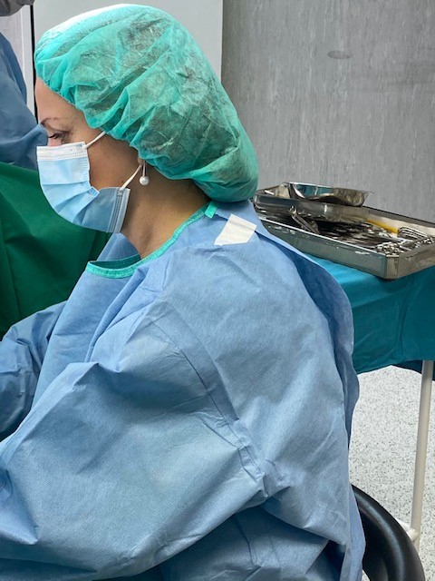 Dr. Ismaili je najbolj všeč to, da je njeno delo pestro, saj dela tako v ginekološki ambulanti kot v operacijski dvorani in porodnih sobah. | Foto: osebni arhiv/Lana Kokl