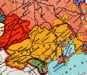 Na fotografiji je izsek iz zemljevida narodnostne pripadnosti v Sovjetski zvezi iz leta 1941. Na zemljevidu vidimo, da je območje Donbasa oziroma vzhodne Ukrajine narodnostno večinoma ukrajinsko. Še več, ukrajinsko narodno ozemlje (na zemljevidu obarvano z rumeno-oranžno barvo) sega tudi onkraj meja Ukrajine, med drugim v ruske regije Kursk, Belgorod, Voronež in Krasnodar. Južni del Kurska, Belgorod in Voronež so bili nekdaj del Svobodne Ukrajine. Regijo Krasnodar, ki leži na južni obali Azovskega morja, so v poznem 18. stoletju kot vojščaki carske Rusije poselili ukrajinski kozaki. Po reki Kuban, ki teče skozi regijo Krasnodar, so dobili ime Kubanski kozaki. | Foto: Thomas Hilmes/Wikimedia Commons