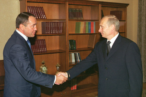 Mihail Lesin in Vladimir Putin leta 2002.  | Foto: Thomas Hilmes/Wikimedia Commons