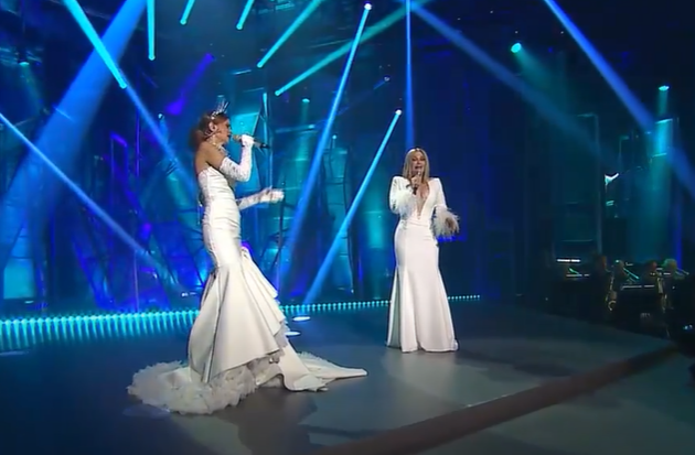 Na prireditvi Slovenska popevka 2022 je Nina Osenar zapela skupaj s Heleno Blagne. | Foto: Posnetek zaslona RTV