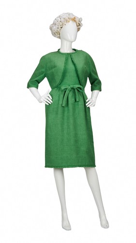 Zelen Givenchyjev kostim, ki ga je hollywoodska zvezdnica Grace Kelly nosila na sprejemu pri takratnem ameriškem predsedniku Johnu F. Kennedyju leta 1961, so ocenili na do 80 tisoč dolarjev (okoli 74.201 evrov). | Foto: Profimedia