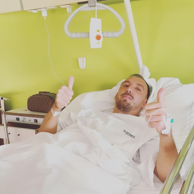 Tako je Denis Popović sporočil prejšnje leto, ko je moral zaradi operacije trebušnega zidu prvič za dlje časa v bolnišnico. | Foto: Instagram