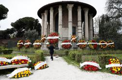 Zaradi nevzdržnih razmer v Rimu protestirali pogrebniki