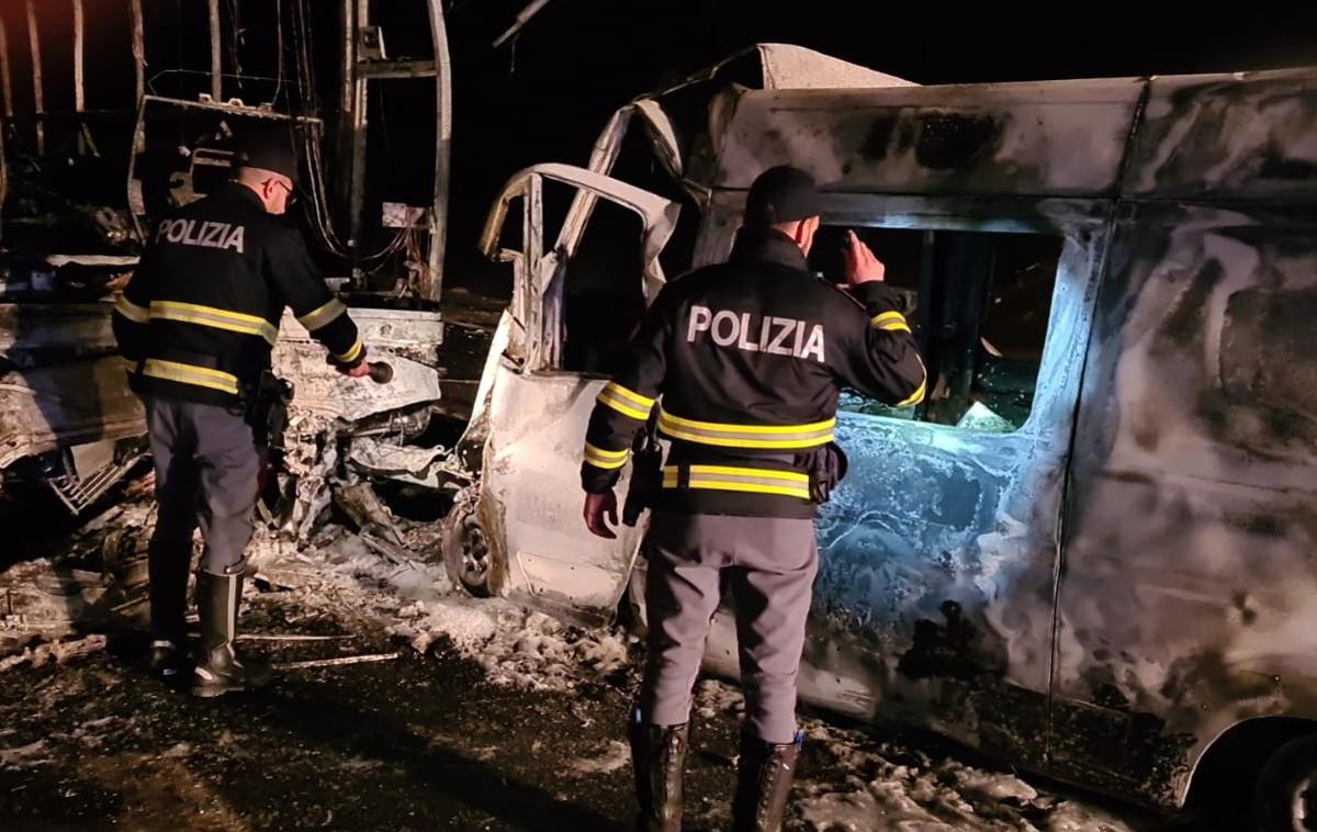 Italija, nesreča | Po poročanju lokalnega časopisa je reševalno vozilo zapeljalo na vozni pas, kjer je bil avtobus, sledilo pa je neposredno trčenje, v katerem je zagorel rešilec. | Foto X/Polizia di Stato