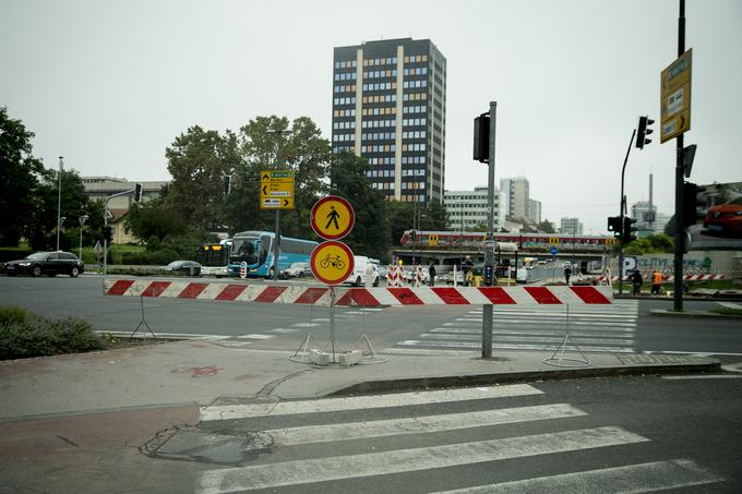 Tako pa je na istem križišču na nasprotni strani. Za kolesarje in pešce prepovedano. | Foto: Ana Kovač