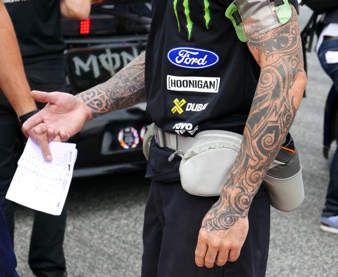 Tetovirane roke Kita Copa, ki skrbi za fizično pripravljenost Kena Blocka in Andreasa Bakkeruda. | Foto: Gregor Pavšič