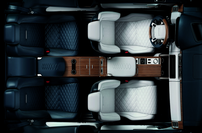 Za zdaj so pri Land Roverju pokazali le potniško kabino, ki pa je naravnost fantastična. Štirje individualni sedeži, razdeljeni z dolgo osrednjo konzolo in oblečeni v usnje, so prava paša za oči. Celoten avtomobil bodo razkrili na avtosalonu v Ženevi. | Foto: Land Rover