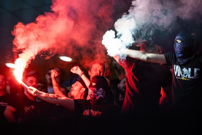 Vijole so pred tekmo zasedbo Maribora seznanile s svojimi željami in zahtevami, njihovi ljubljenci pa so jih nato po seriji slabih rezultatov nagradili z zmago. | Foto: Jure Banfi/alesfevzer.com