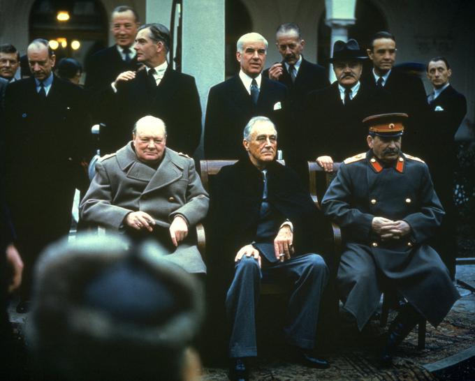 Veliki trije: britanski premier Winston Churchill, ameriški predsednik Franklin D. Roosevelt in sovjetski voditelj Stalin na jaltski konferenci februarja 1945. Na konferenci so razpravljali o povojni ureditvi Evrope. Churchill je zahteval, da imajo narodi v Srednji Evropi, ki jih je zasedla sovjetska Rdeča armada, pravico do demokratičnih volitev. | Foto: Getty Images