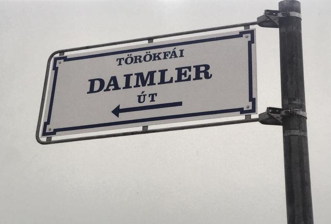 Že leta 2009 so okrog današnje tovarne uvedli ulico oziroma cesto Daimler. | Foto: Gregor Pavšič