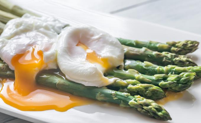 Poširana jajca na špargljih lahko predstavljajo pravi kraljevski zajtrk. | Foto: Thinkstock