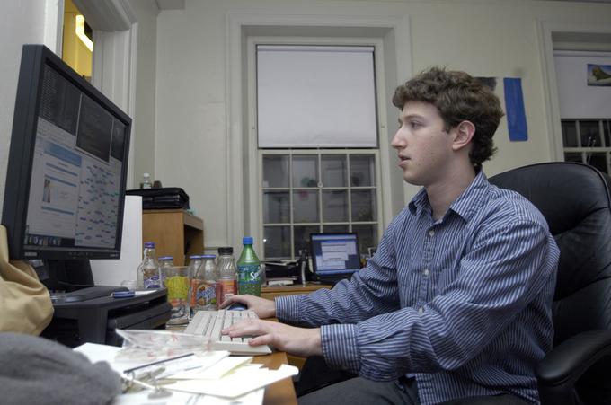 Mark Zuckerberg leta 2004 med delom na svoji spletni strani thefacebook.com.  |  Foto: The Harvard Crimson | Foto: 