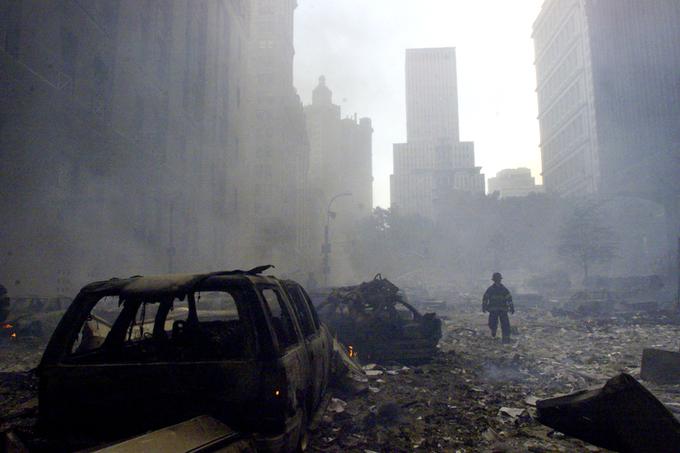 V terorističnih napadih 11. septembra 2001 je vključno z devetnajstimi ugrabitelji štirih letal umrlo 2.996 ljudi, več kot 6.000 pa je bilo ranjenih. Gre za najbolj smrtonosen teroristični napad na ameriških tleh do zdaj.  | Foto: Getty Images