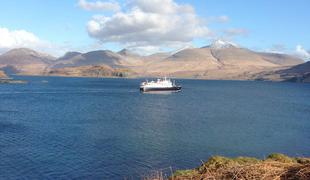 Prebivalci so, da bi obdržali svoje domove, kupili škotski otok