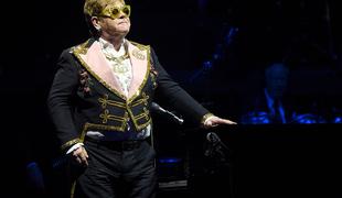 Elton John v solzah odšel z odra: Ne morem več peti, izgubil sem glas #video