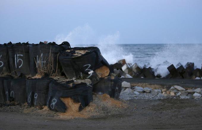 V vrečah, ki so morda malce preblizu morske vode, je spravljena radioaktivna zemlja iz bližine jedrske elektrarne Fukušima Daiči. | Foto: Reuters