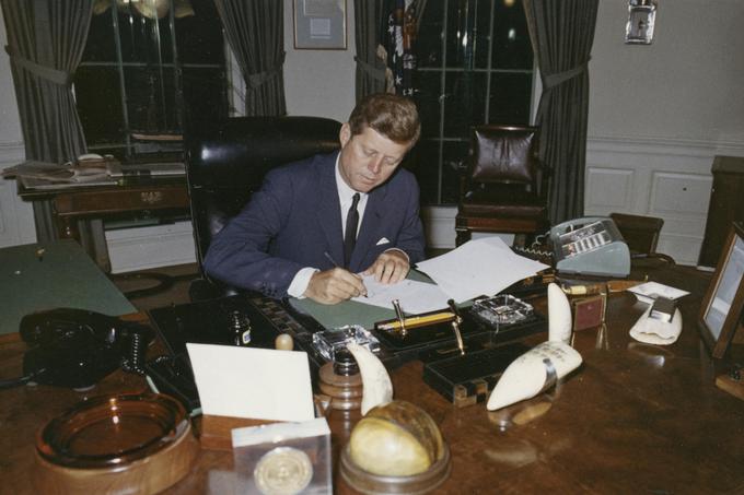 Takratni predsednik ZDA John F. Kennedy 22. oktobra 1962 med podpisovanjem poziva Sovjetski zvezi, naj preneha z nameščanjem jedrskega orožja na Kubi. V nasprotnem primeru je Nikiti Hruščovu, takratnemu prvemu človeku Sovjetske zveze, zagrozil z jedrsko vojno. | Foto: Reuters