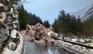 S cest na Bovškem bodo danes odstranili vse snežne plazove #video