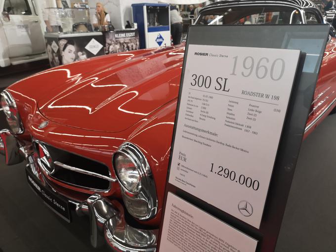 Eden izmed številnih mercedesov 300 SL. Med leti 1954 in 1957 so ga izdelovali z dvižnimi vrati, do leta 1963 pa kot roadsterja. Vseh so izdelali okrog 3.200. Vrednosti odlično ohranjenih oziroma obnovljenih zlahka presežejo milijon evrov. | Foto: Gregor Pavšič