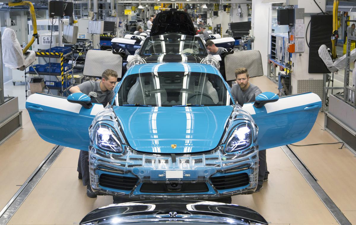 Porsche - prihodnost in proizvodnja | Zaradi pomanjkanja polprevodnih mikročipov so proizvajalci prisiljeni zapirati tovarne in zniževati prodajne cilje za letošnje leto. Čeprav obljubljajo izboljšanje do konca leta, pa bodo imeli težave z dobavo zelo zaželenih čipov tudi prihodnje leto. | Foto Porsche
