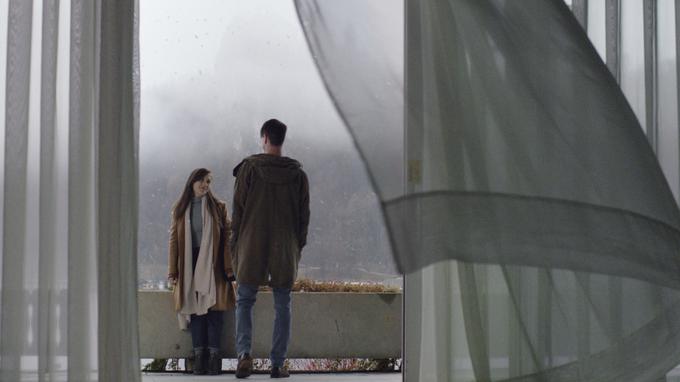 Skorajda sanjski trenutek na Bledu, kamor se Rok odpravi z Rino, da bi poskusil prebuditi svoj spomin. | Foto: Fivia
